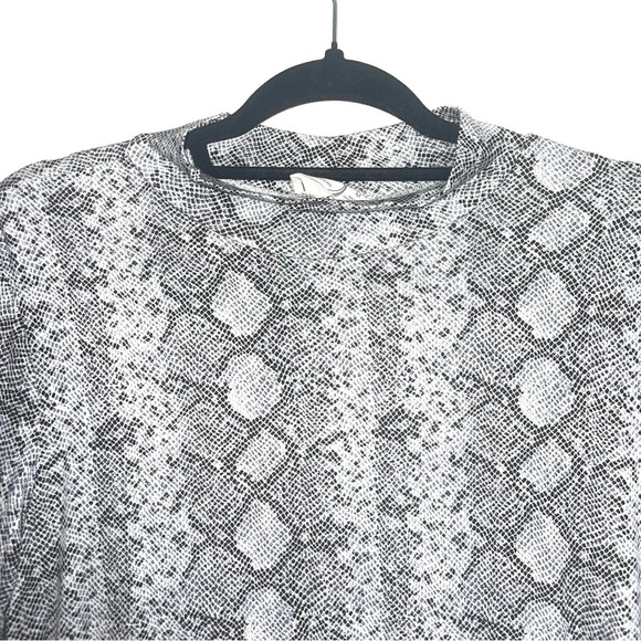 Maurices 24/7 White & Gray Snakeskin Mock Neck Long Sleeve Tee Medium Women’s - Picture 3 of 11